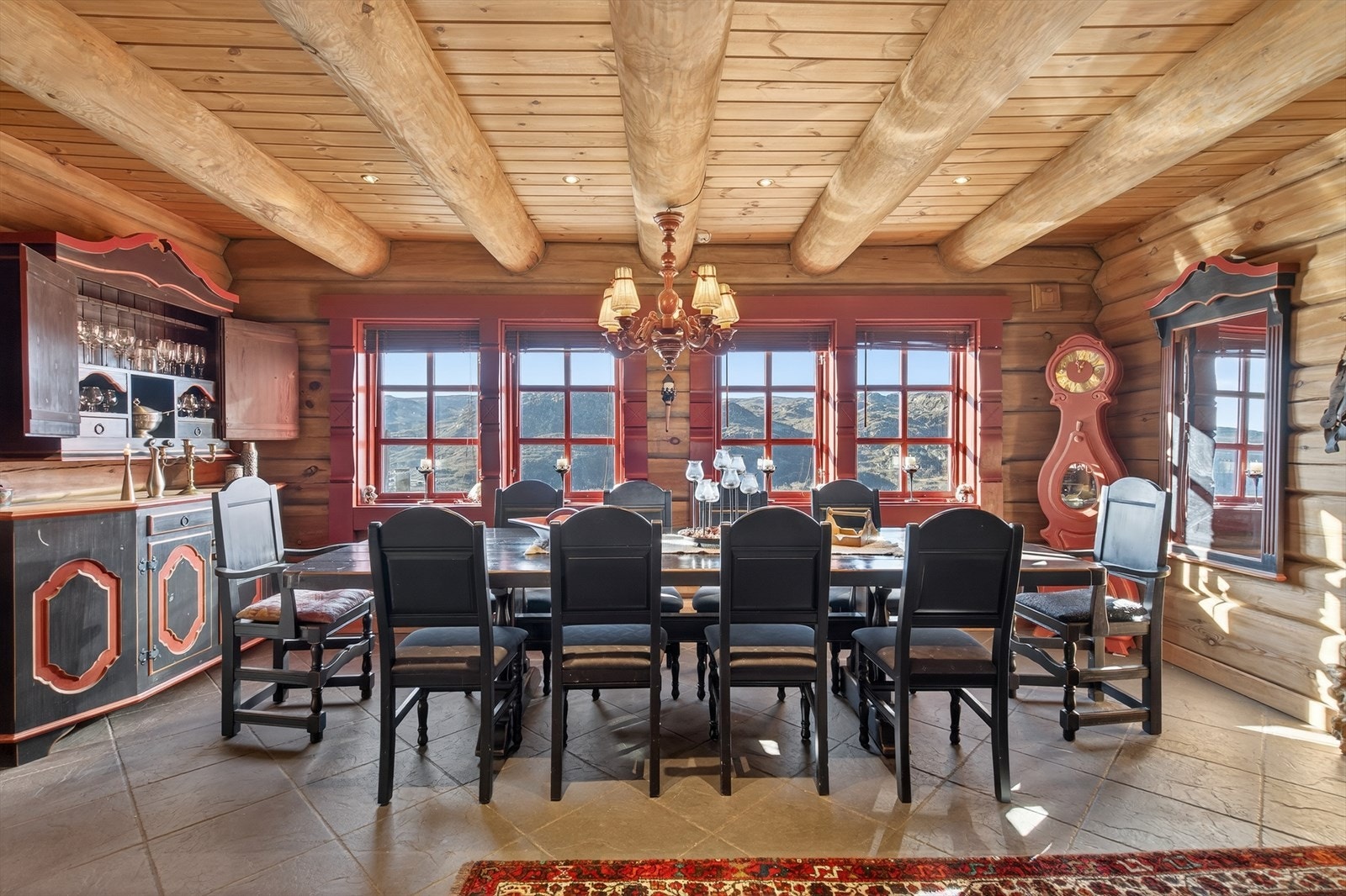 Hytta selges hovedsakelig som den står med møbler og inventar Galleribilde