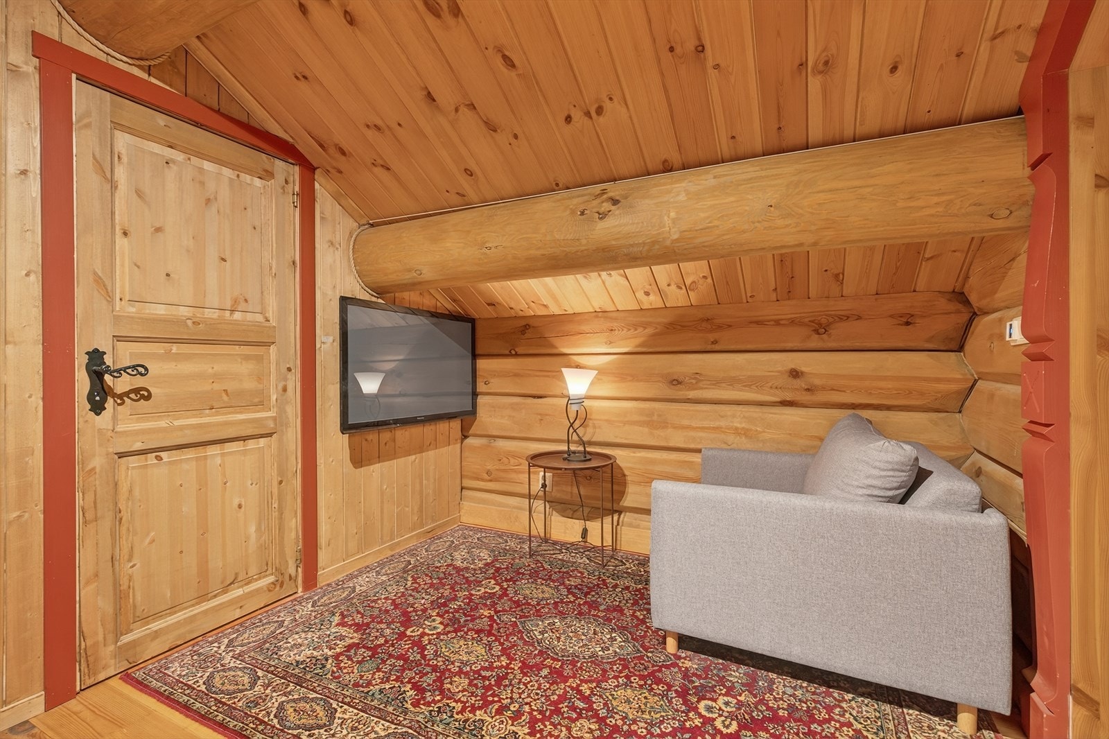 Kjekk del av loft med en TV-krok for de minste Galleribilde