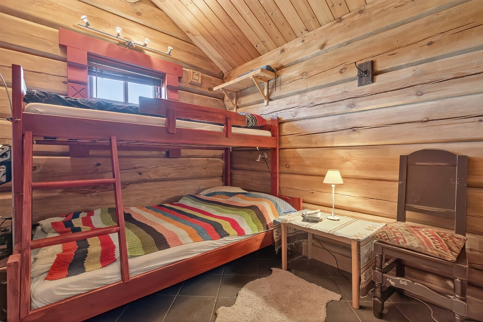 Bi-inngang/bod som i dag også benyttes for ekstra sengeplass ved behov Galleribilde