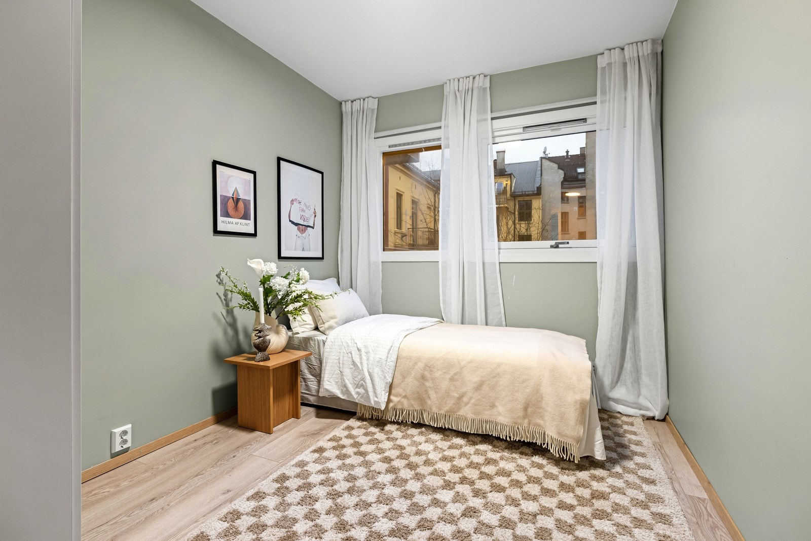 Soverom II og III er også romslige, med plass til seng, nattbord og garderobeskap. Galleribilde