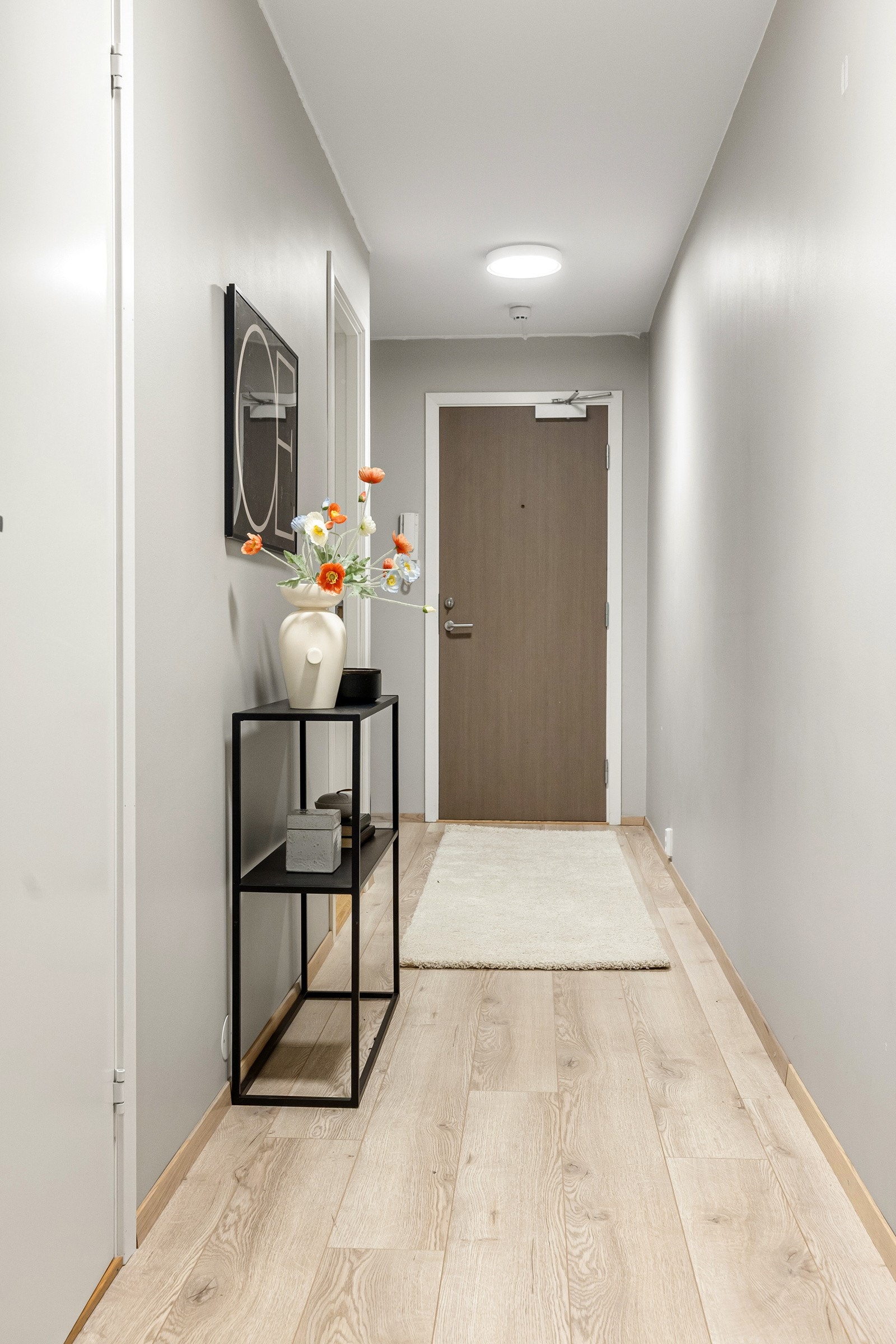 Velkommen inn - Leiligheten ligger i byggets 3. etasje med heisadkomst. Galleribilde