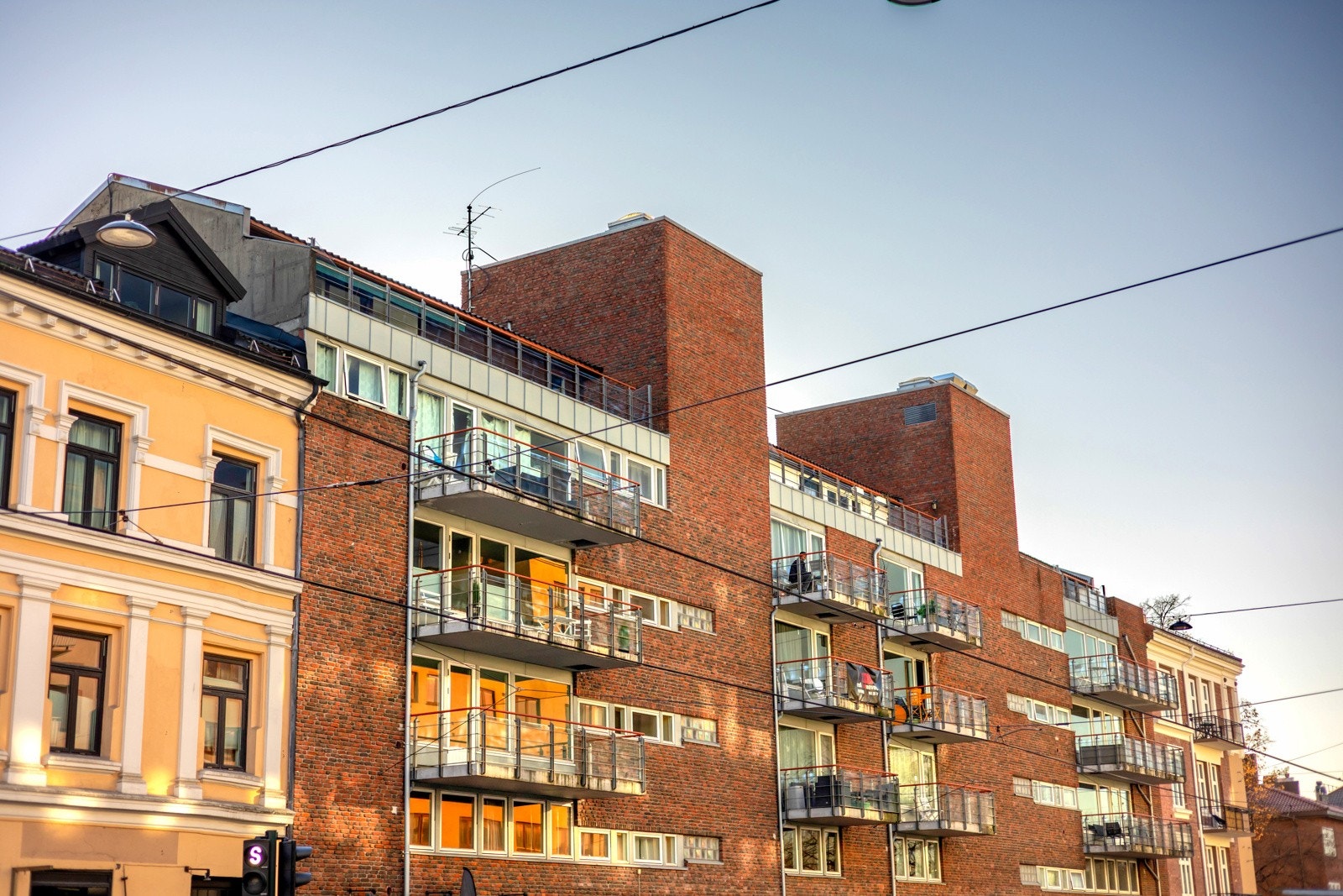 Leiligheten ligger i et urbant, populært og svært sentralt boligområde på Majorstuen i Oslo. Galleribilde