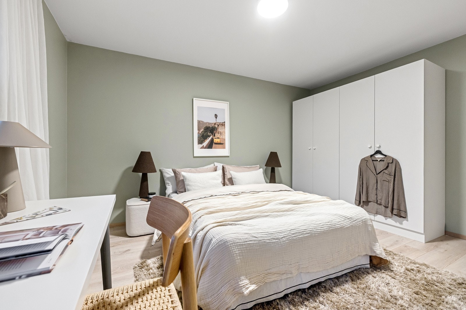 Hovedsoverommet er av god størrelse med plass til dobbeltseng, nattbord og garderobeskap. Galleribilde