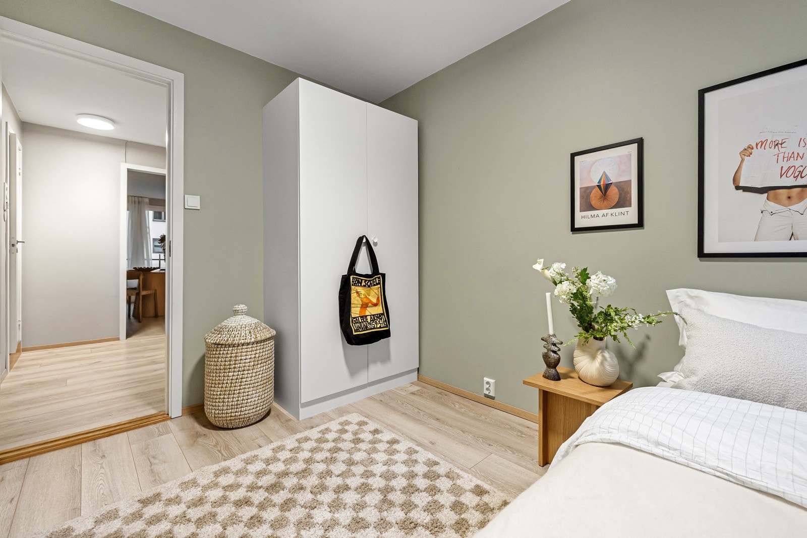 Alle garderobeskap medfølger handelen. Galleribilde