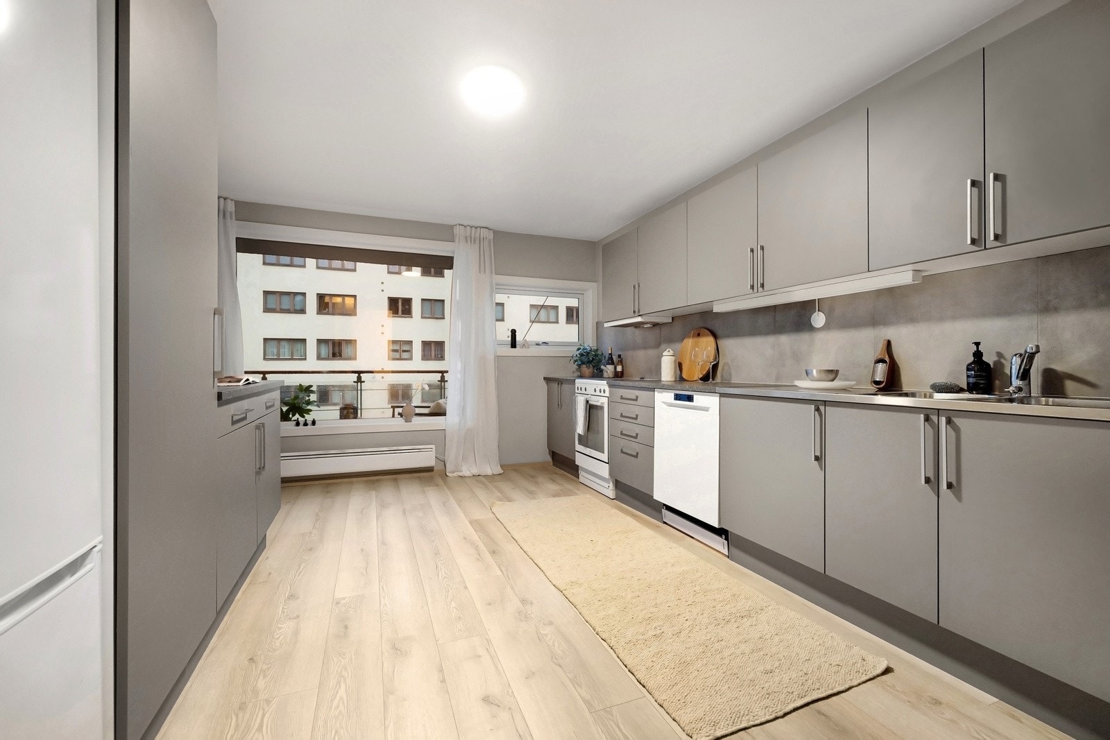 Det er opplegg for oppvaskmaskin, kjøl-/frys og komfyr. Galleribilde