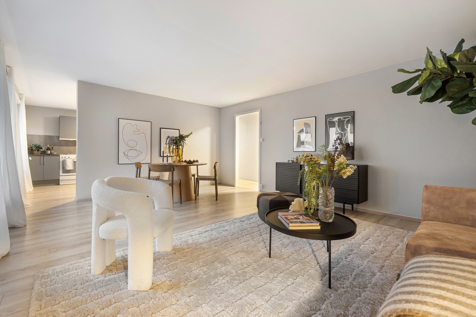 Stuen har god plass til sofagruppe med tilhørende møblement og spisebord. Galleribilde