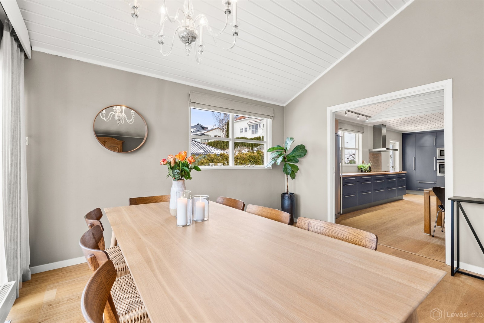 Spisestuen ligger i praktisk tilknytning til kjøkkenet Galleribilde