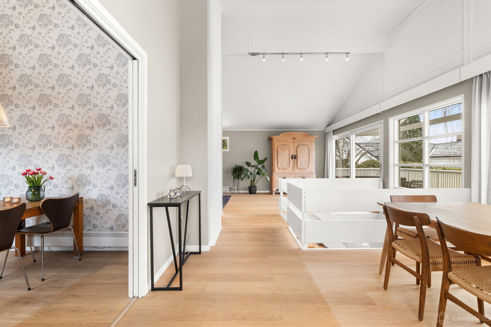 Doble skyvedører mellom kjøkkenet og spisestuen Galleribilde