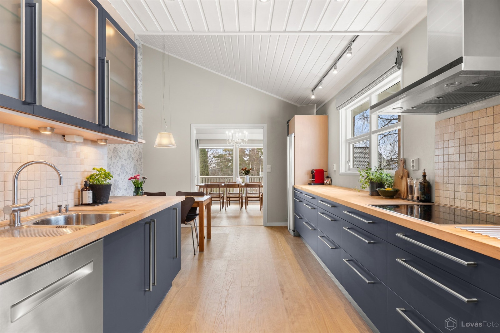 Romslig og hyggelig kjøkken med ekstra god takhøyde på deler av kjøkkenet Galleribilde