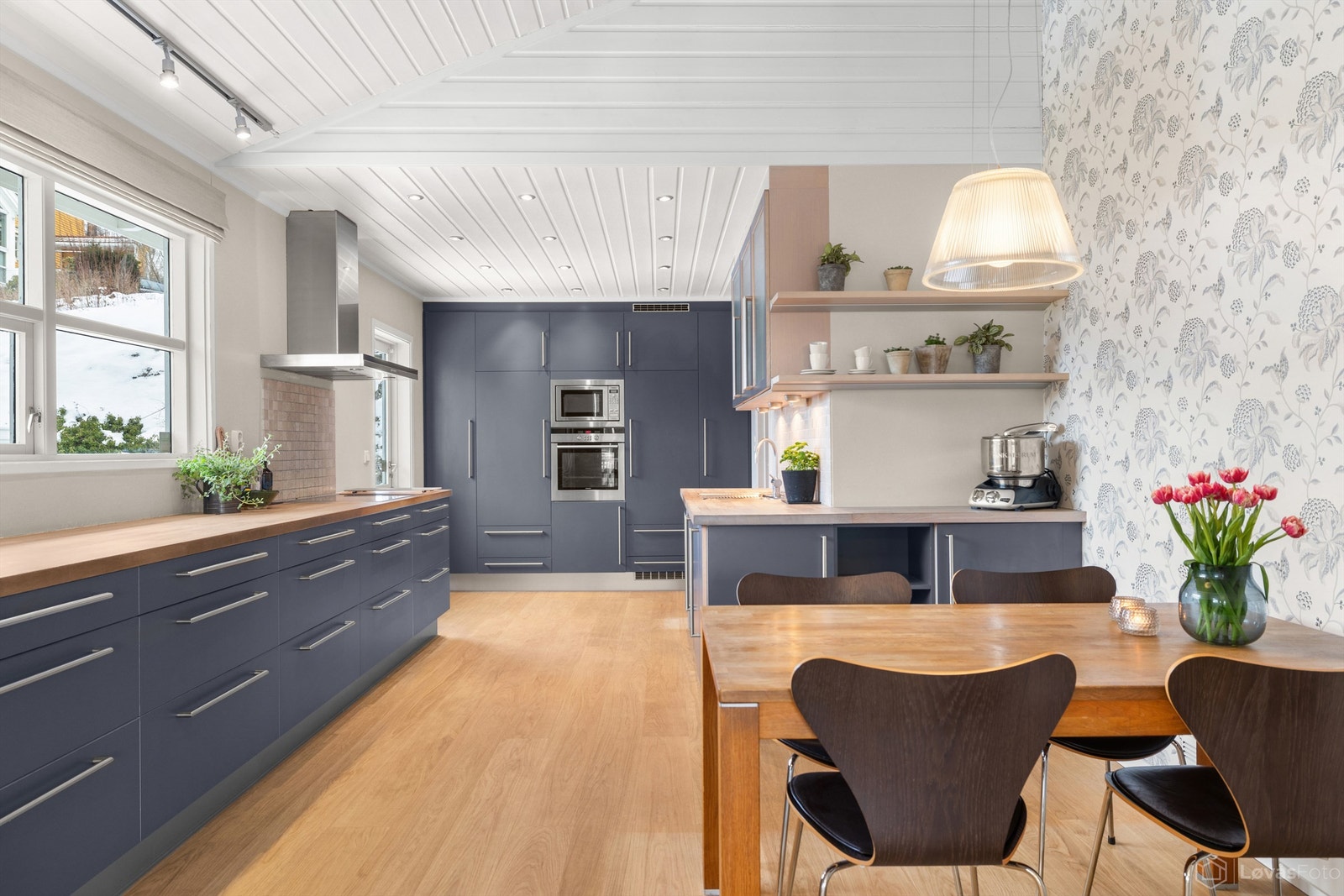 Kjøkkeninnredning fra HTH som ble montert nytt i 2005 Galleribilde