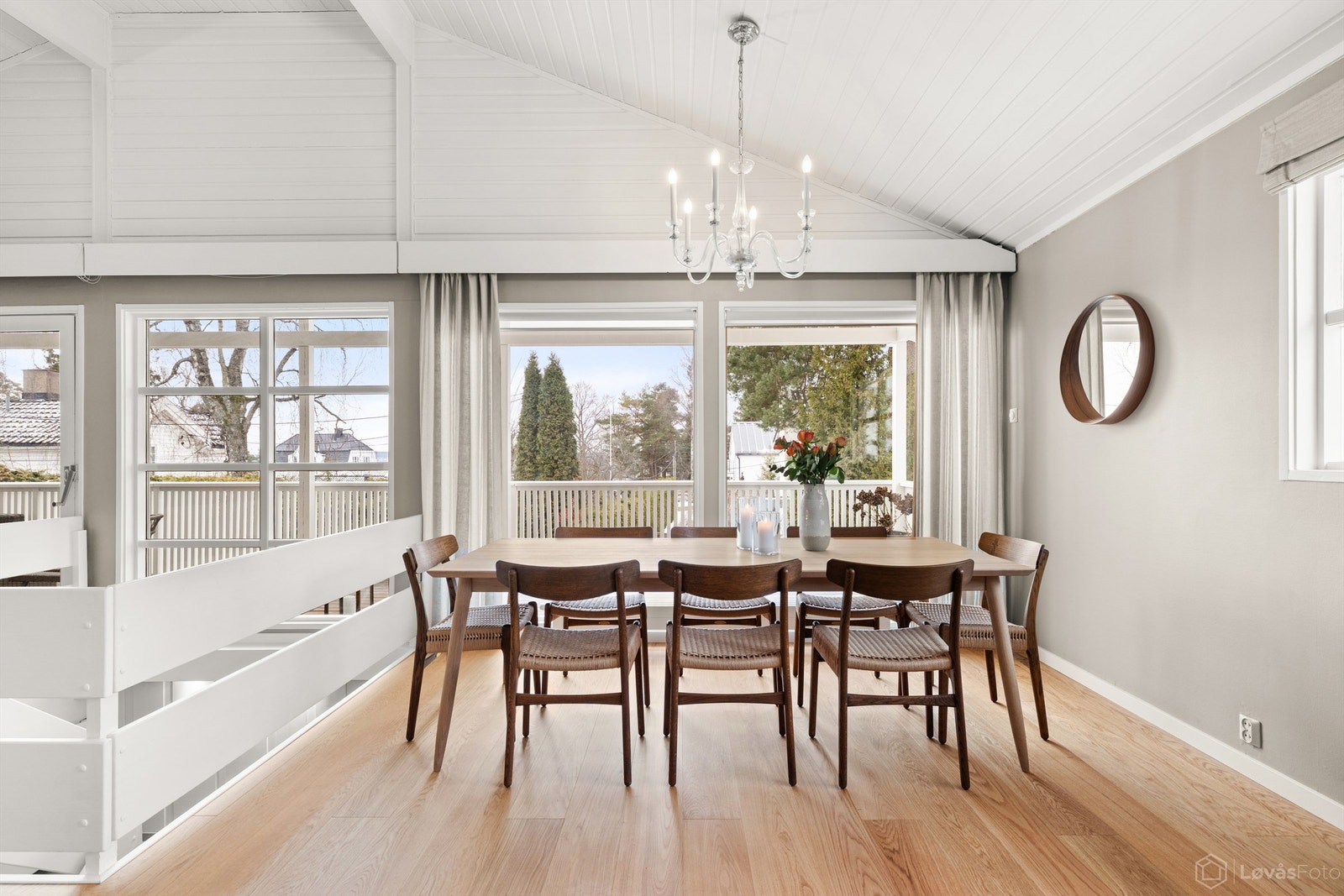 Rikelig med vindusflater slipper inn godt med naturlig lys, samtidig som den gode takhøyden i stuen på opptil 3,91 meter gir ekstra romfølelse Galleribilde