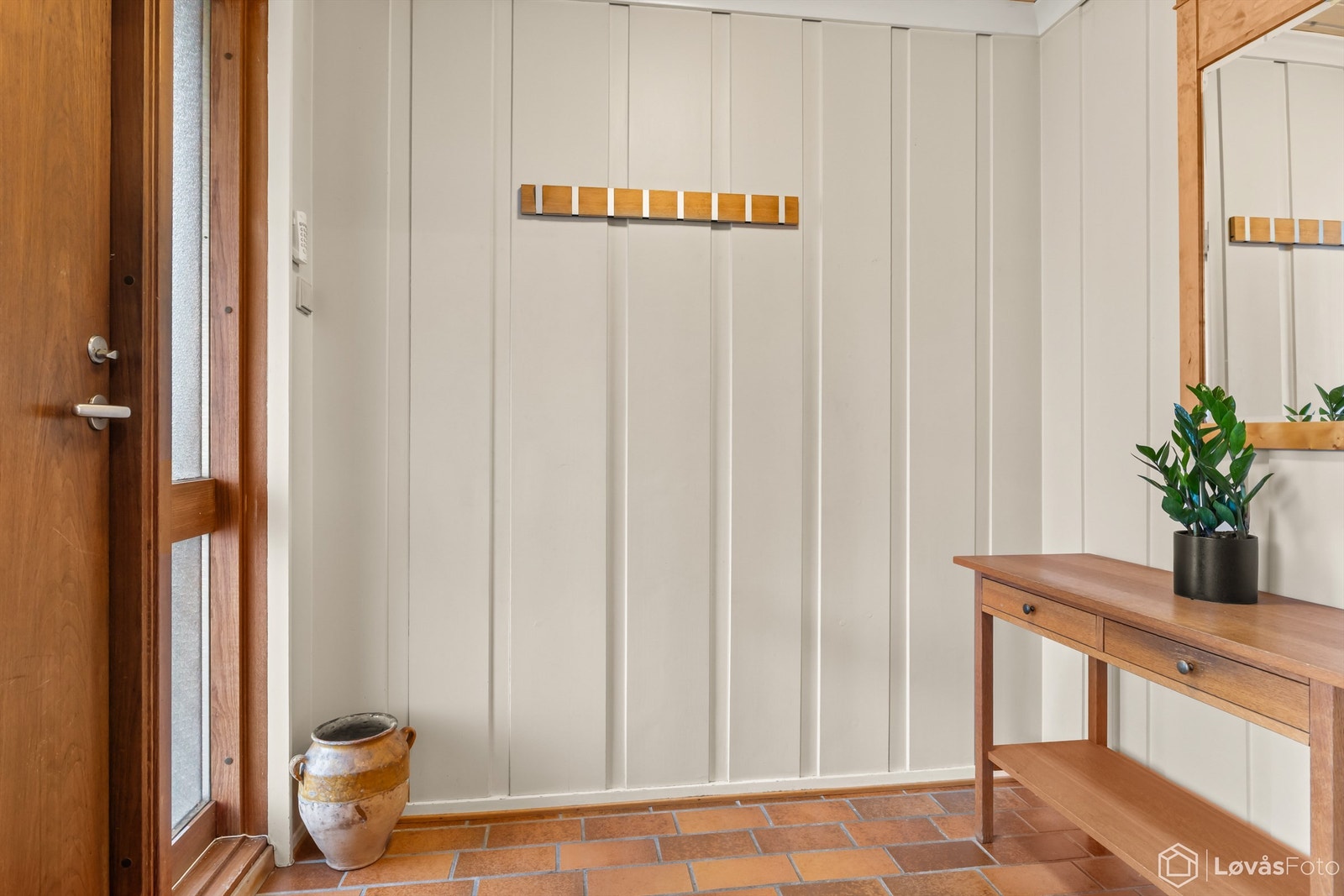 Entré med gulvfliser med vannbåren gulvvarme. Ved entréen ligger et praktisk garderoberom med god plass til yttertøy etc. Galleribilde