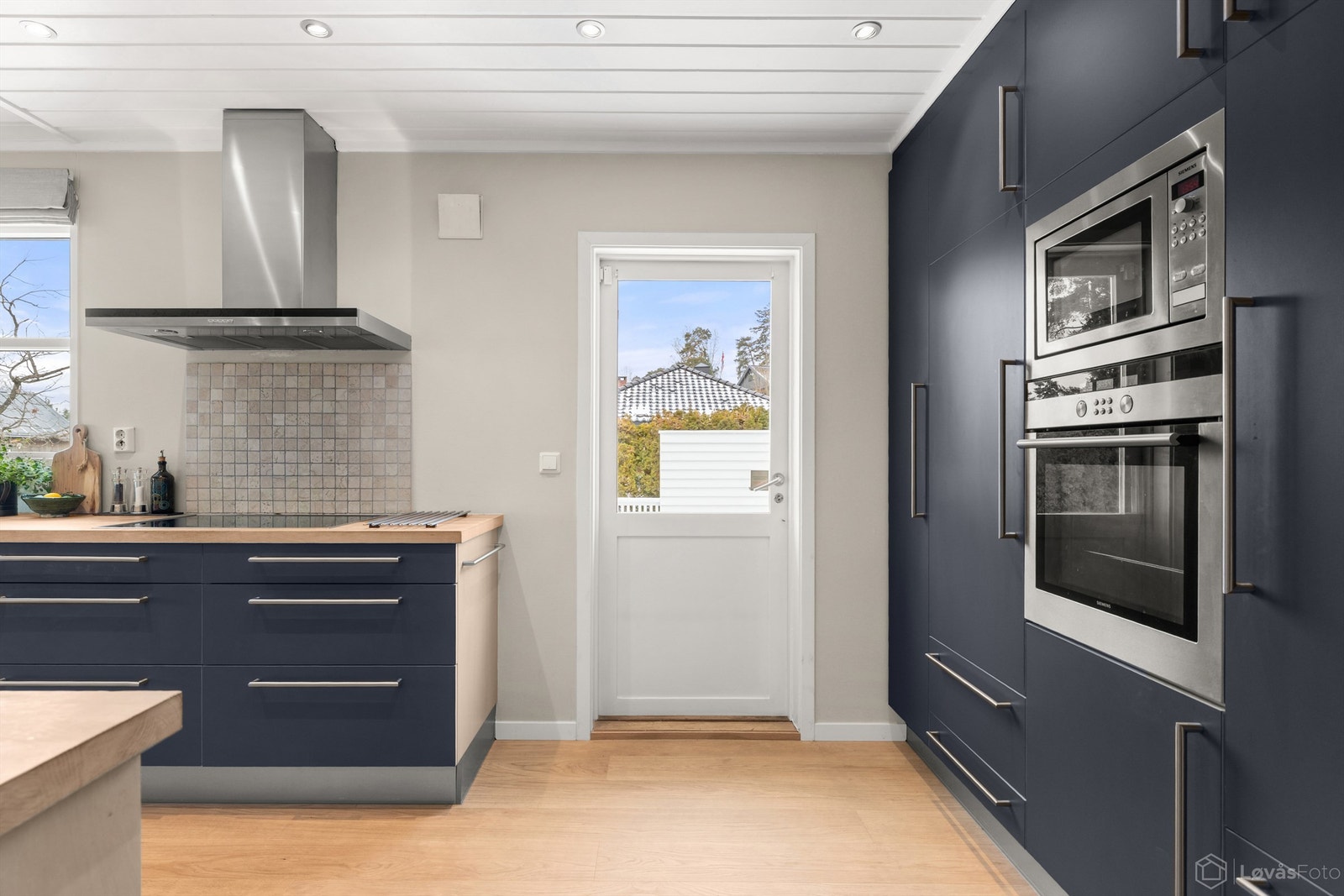 Fra kjøkkenet er det utgang til stor terrasse på 38 kvm med kveldssol Galleribilde