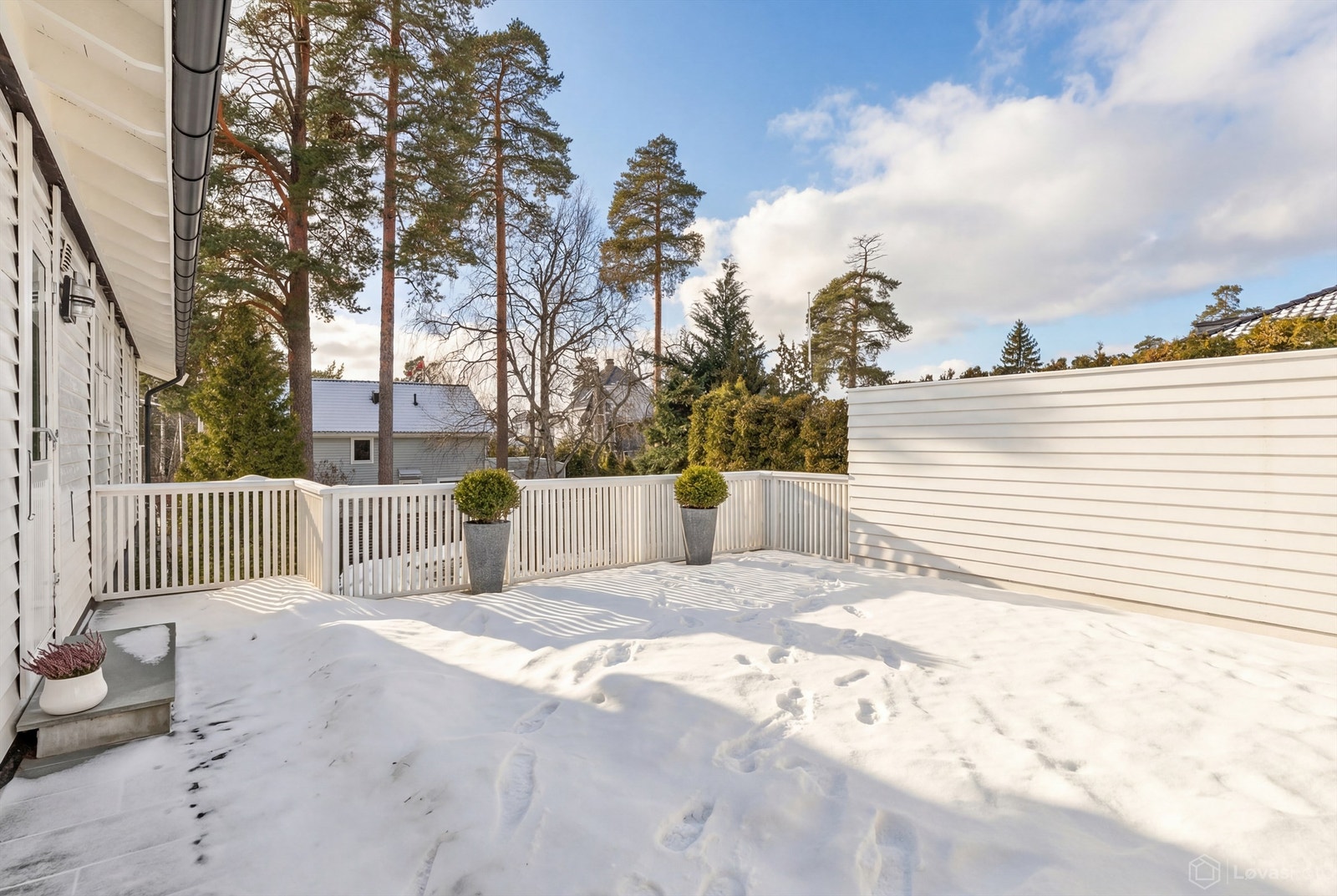 Stor nord- og vestvendt terrasse på 38 kvm med kveldssol. Adkomst til terrassen både fra hagen og dirkte fra kjøkkenet Galleribilde