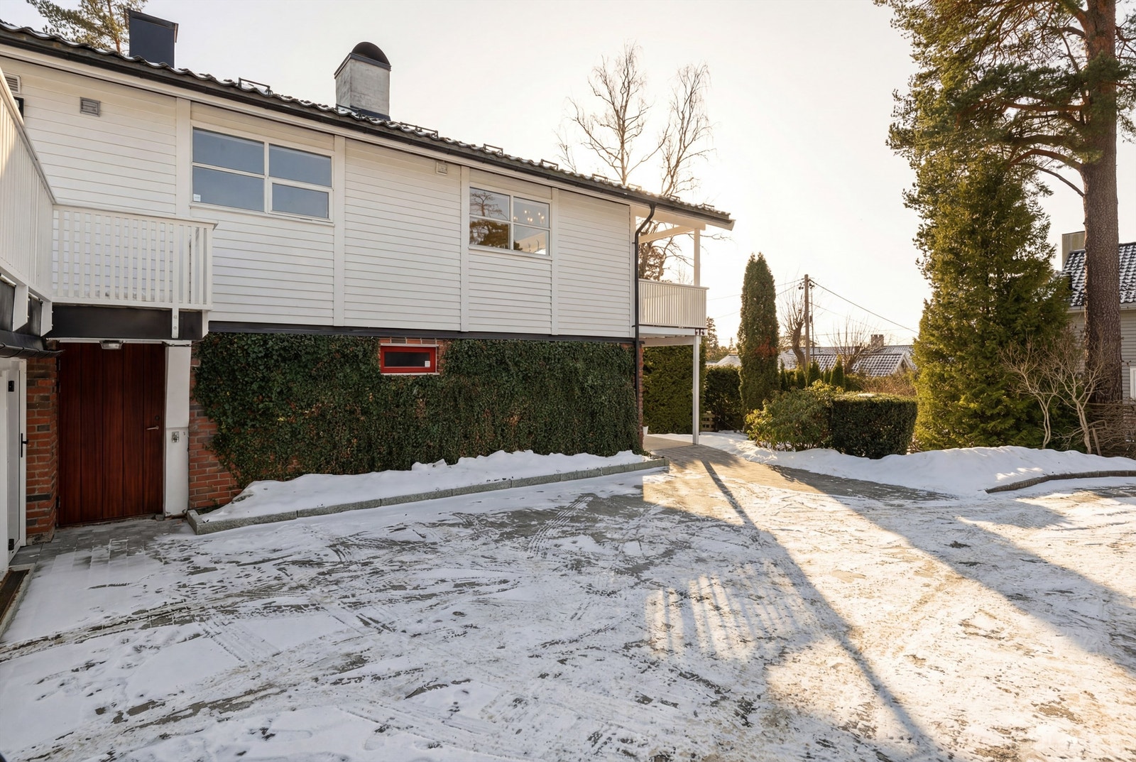 Rosmlig gårdsplass med belegningsstein som ble lagt ny i 2022 Galleribilde