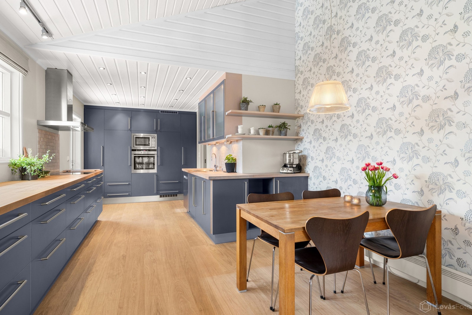 God plass til spisebord på kjøkkenet Galleribilde