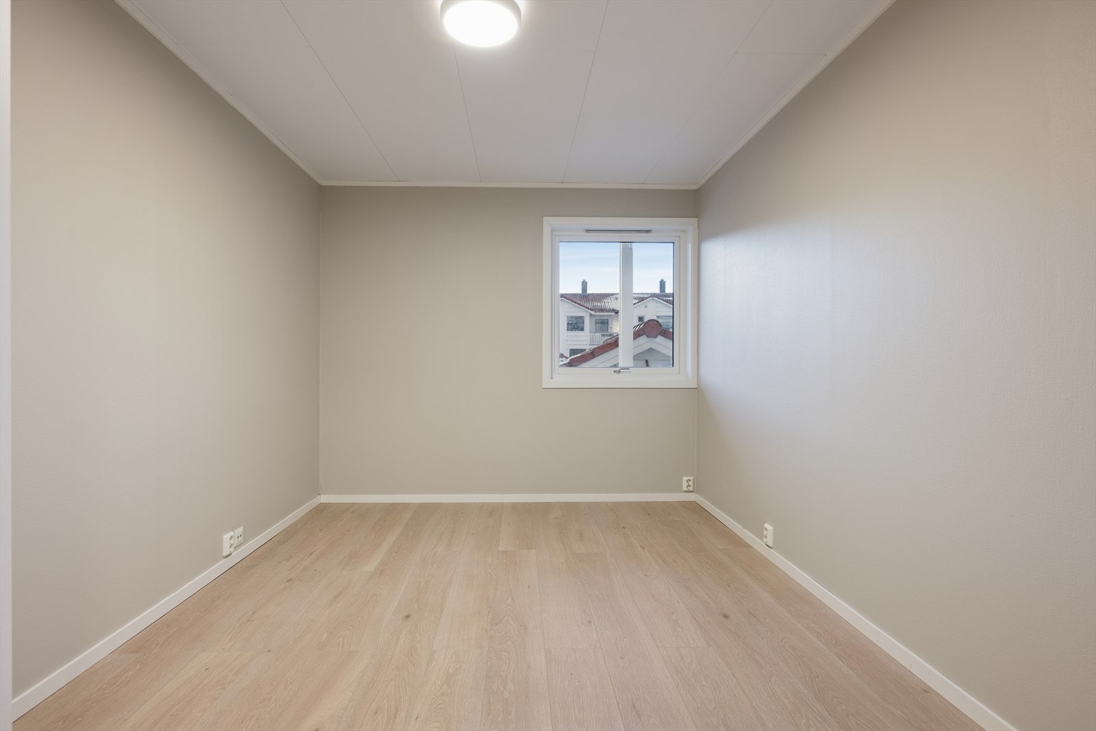 Rommet er lyst og innbydende med malte trevinduer med 2-lags glass. Galleribilde