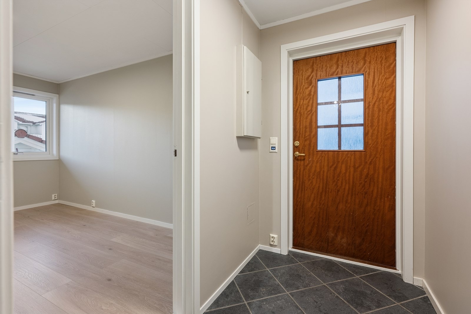 Entré med flislagt gulv og varmekabler. Veggene er nylig overflatebehandlet. Galleribilde