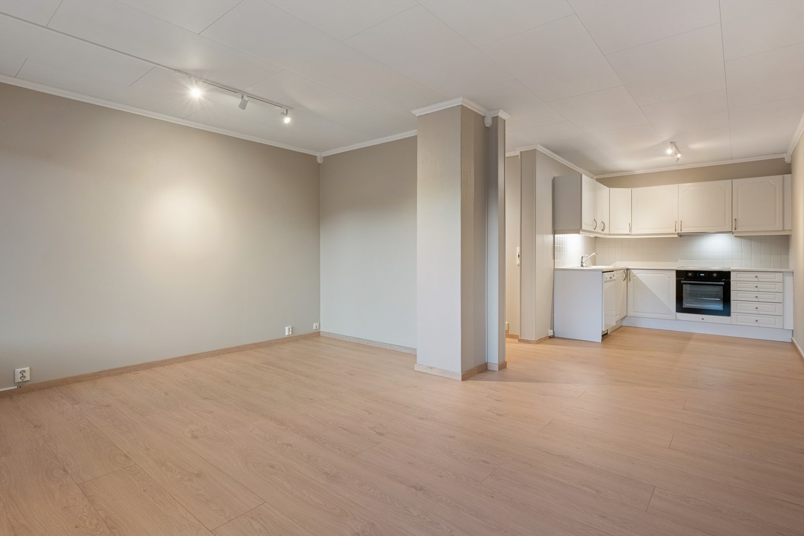 Leiligheten har en åpen og sosial løsning mellom stue og kjøkken. Galleribilde