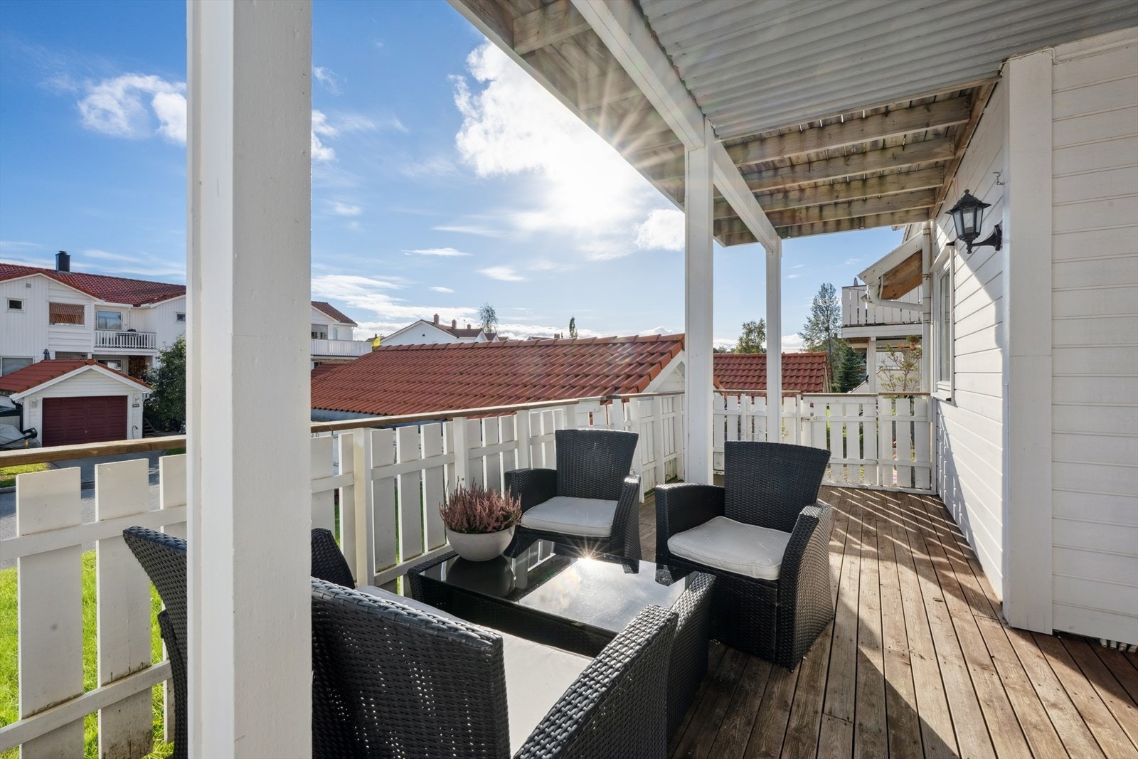 Fra stuen er det direkte utgang til en sørvendt og romslig terrasse på 19 m². Galleribilde