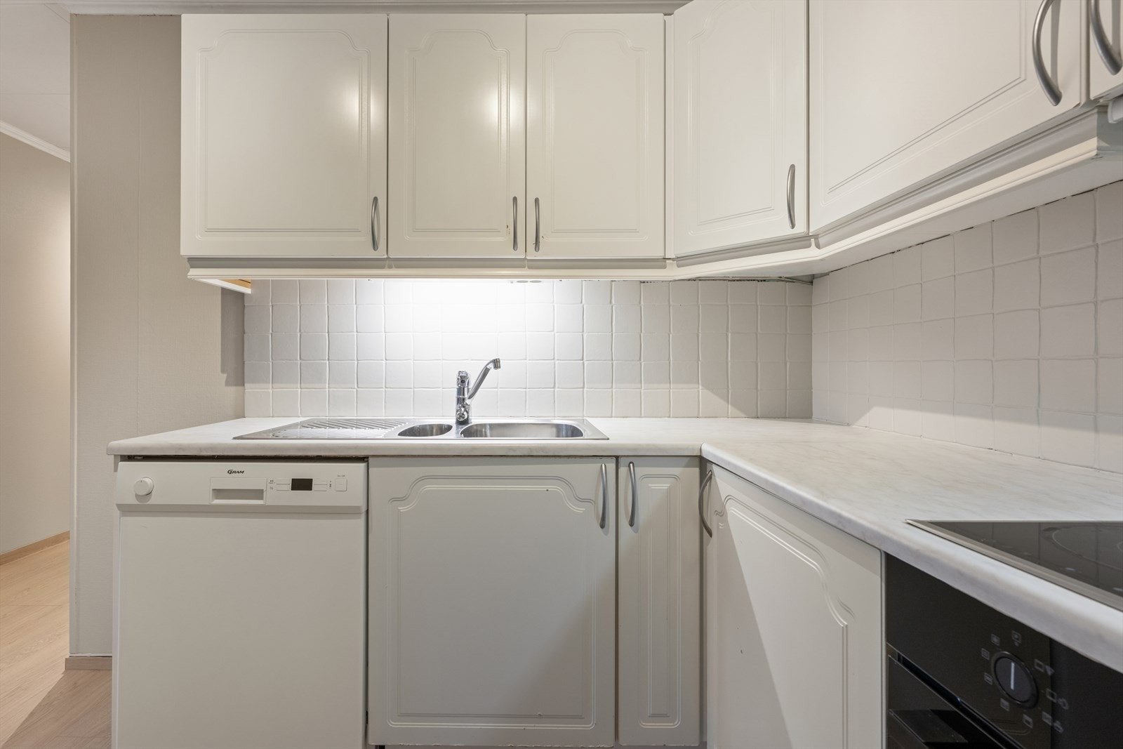 Kjøkkenet har fått ny ventilator med motor i 2023, som sikrer godt avtrekk. Galleribilde