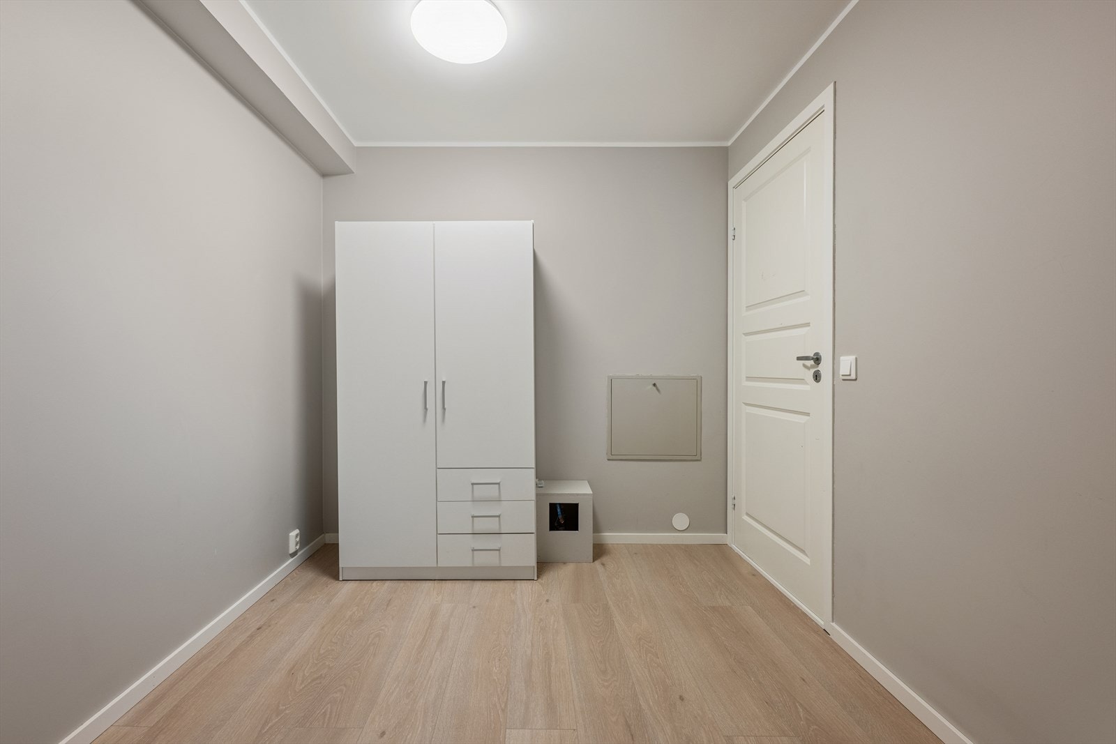 Leilighetens har også en stor innvendig bod. Selger har tidligere innredet rommet som soverom, men det er ikke godkjent til dette i dag (se punkt "Ferdigattest" i salgsoppgaven). Galleribilde