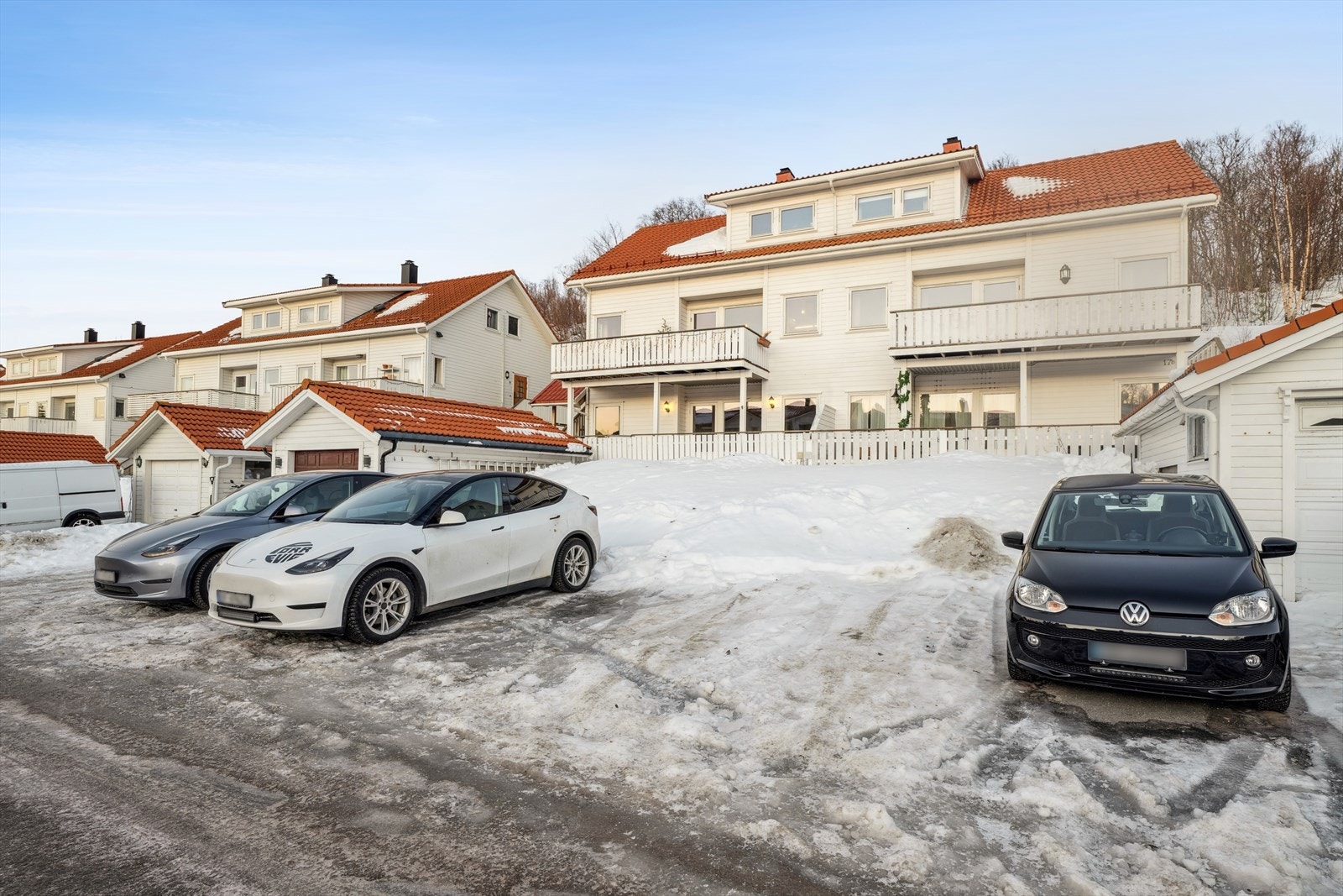 Fra eiendommen er det kort vei til busstoppet Grønnåsen for enkel kollektivtransport. Galleribilde
