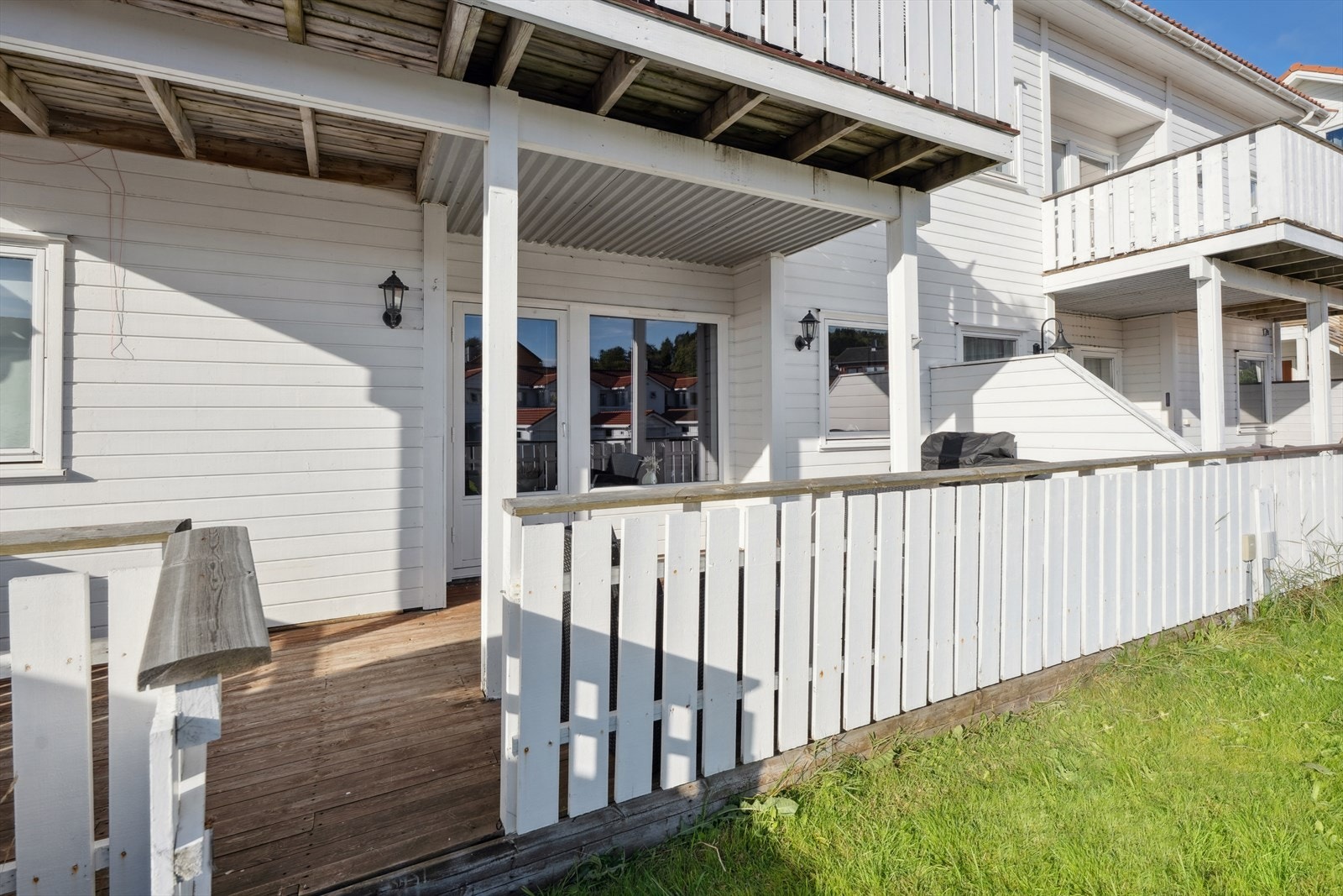 Terrassen er utført i trekonstruksjon med et solid rekkverk. Galleribilde