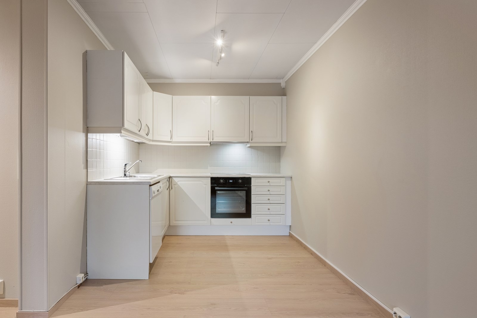 Kjøkkeninnredning med profilerte fronter og laminat benkeplate. Oppvaskmaskin medfølger. Galleribilde