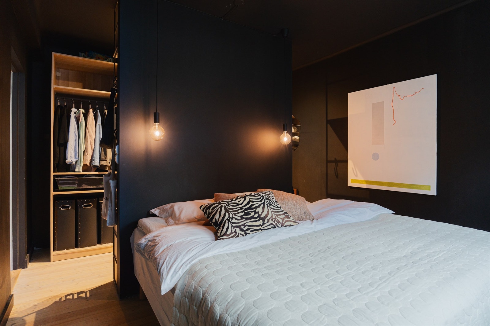 Soverommet er av god størrelse med plass til dobbeltseng og garderobeløsning. Galleribilde