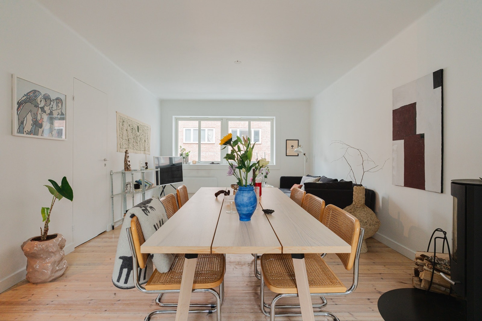 Her er det en naturlig plass for et spisebord for hyggelige middagsselskaper. Galleribilde