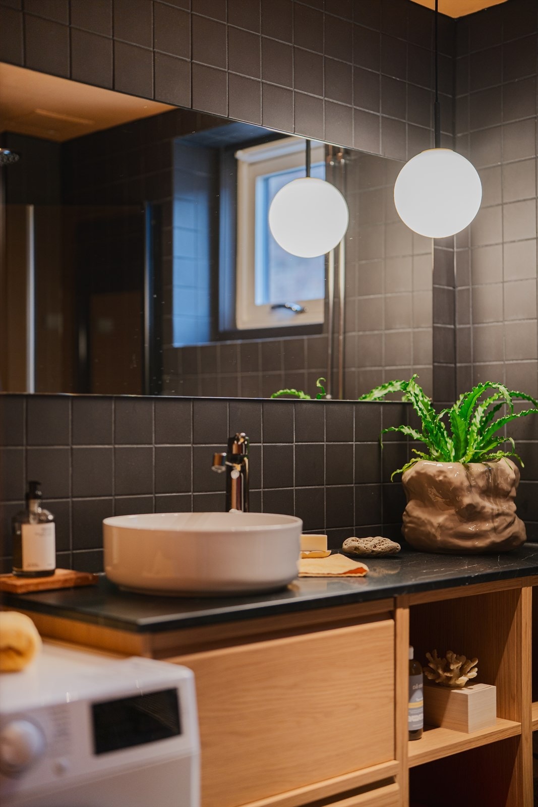 Baderomsinnredningen har en stilren servant og gode oppbevaringsmuligheter. Galleribilde