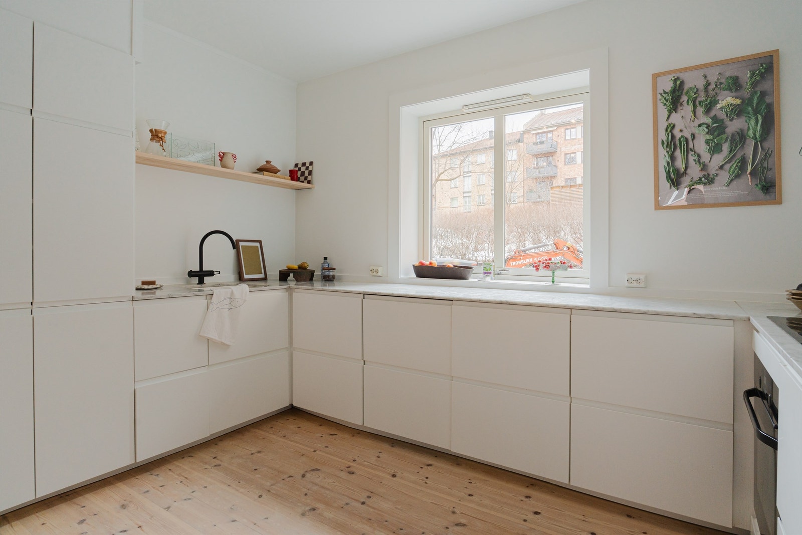 Moderne kjøkken fra 2018 med glatte fronter og en solid benkeplate i Carrera marmor. Galleribilde