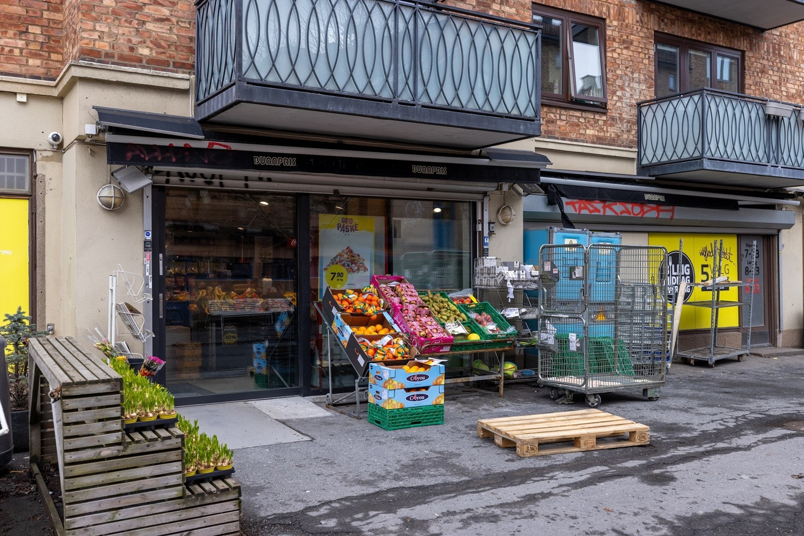 Dagligvarehandelen kan gjøres ved blant annet Bunnpris kun noen få meter unna. Galleribilde