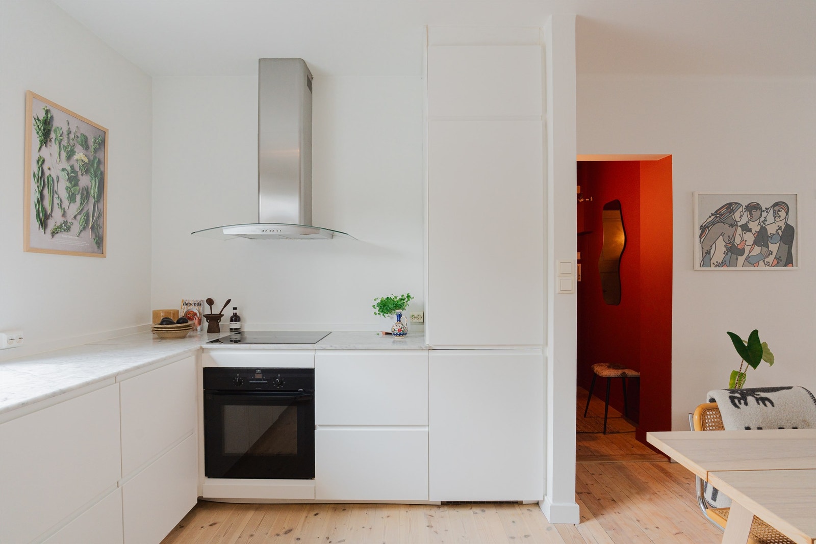 Alle hvitevarer som platetopp, stekeovn, oppvaskmaskin og kjøl/fryseskap er integrerte. Galleribilde