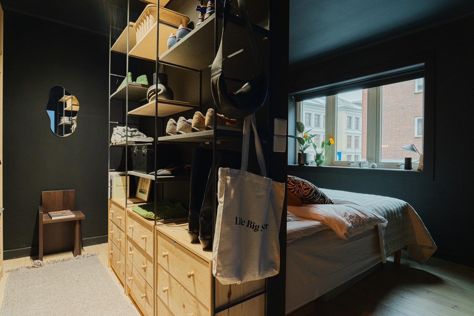 En smart garderobeløsning gir rikelig med plass til oppbevaring. Galleribilde