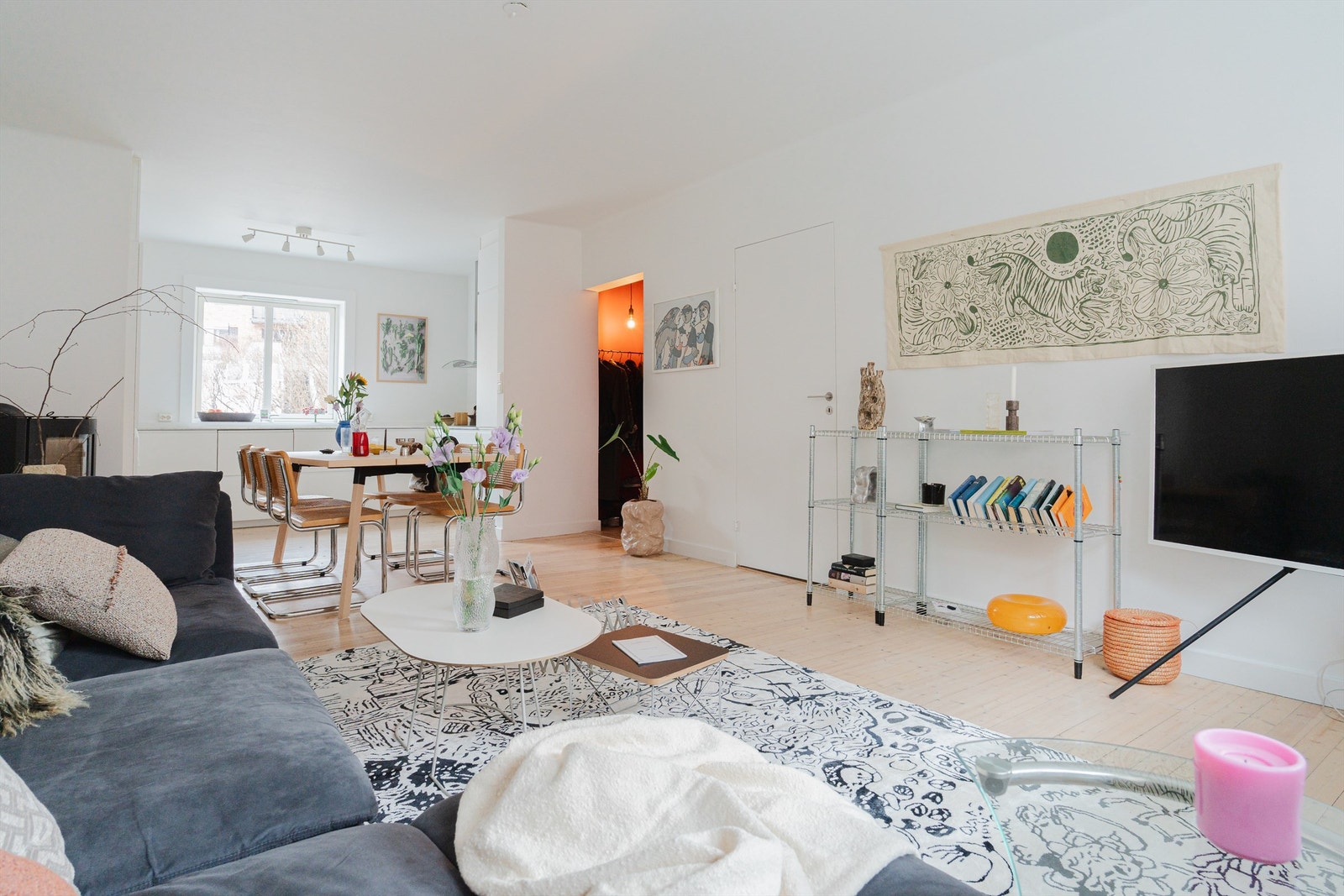 Det originale heltregulvet binder sammen stuen og kjøkkenet på en elegant måte. Galleribilde