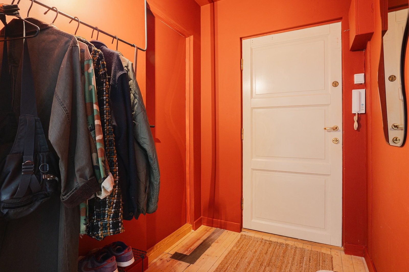 Innbydende entré gir et meget godt førsteinntrykk av boligen. Galleribilde