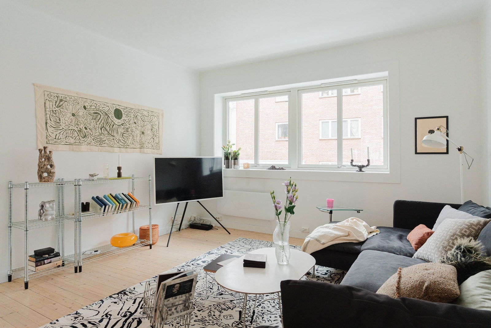 Stuen er romslig med god planløsning og kan enkelt innredes med en hyggelig sofagruppe med tilhørende sofabord og annet ønskelig stuemøblement. Galleribilde