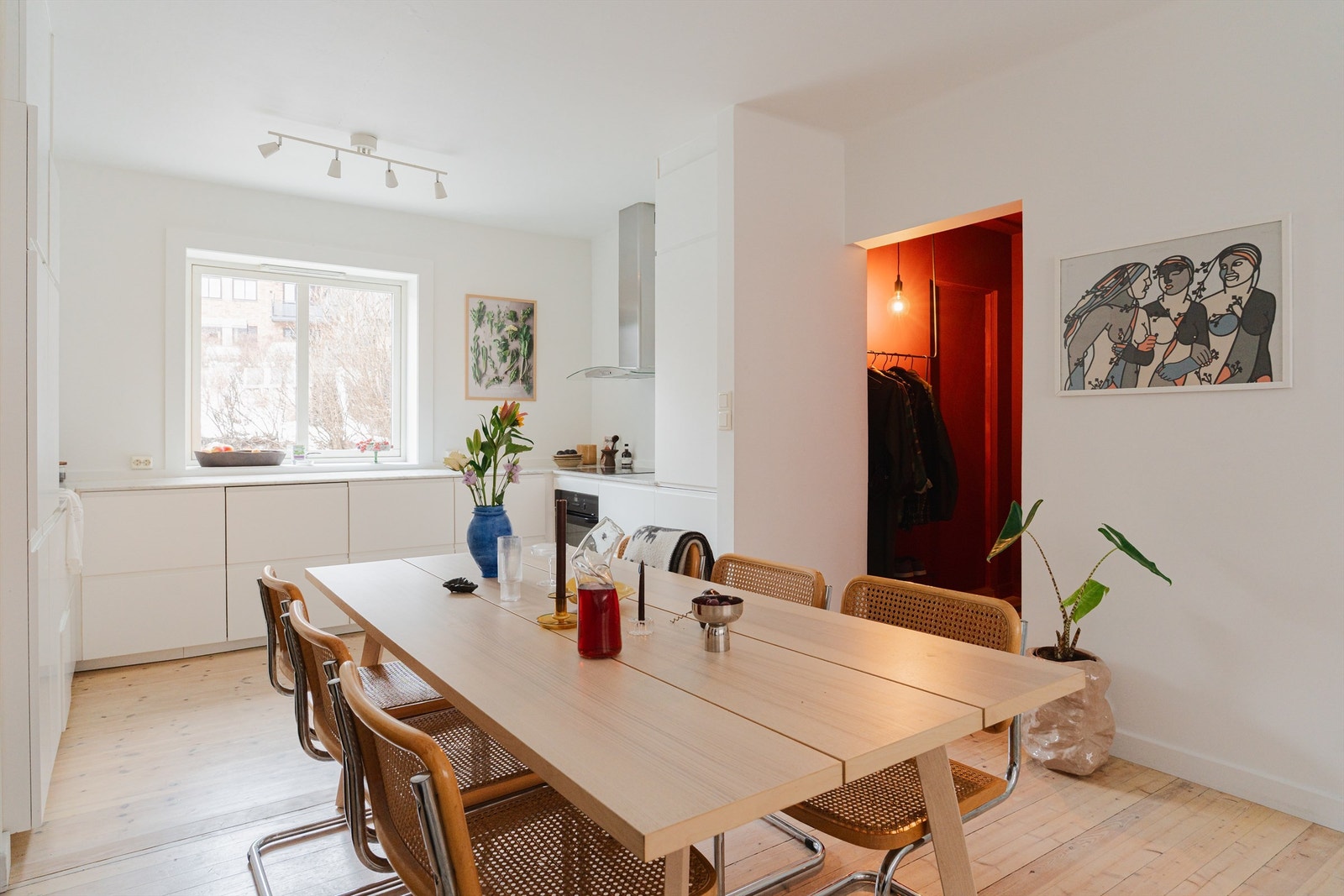 Fra kjøkkenet har du god oversikt og kommunikasjon med gjester i stuen. Galleribilde