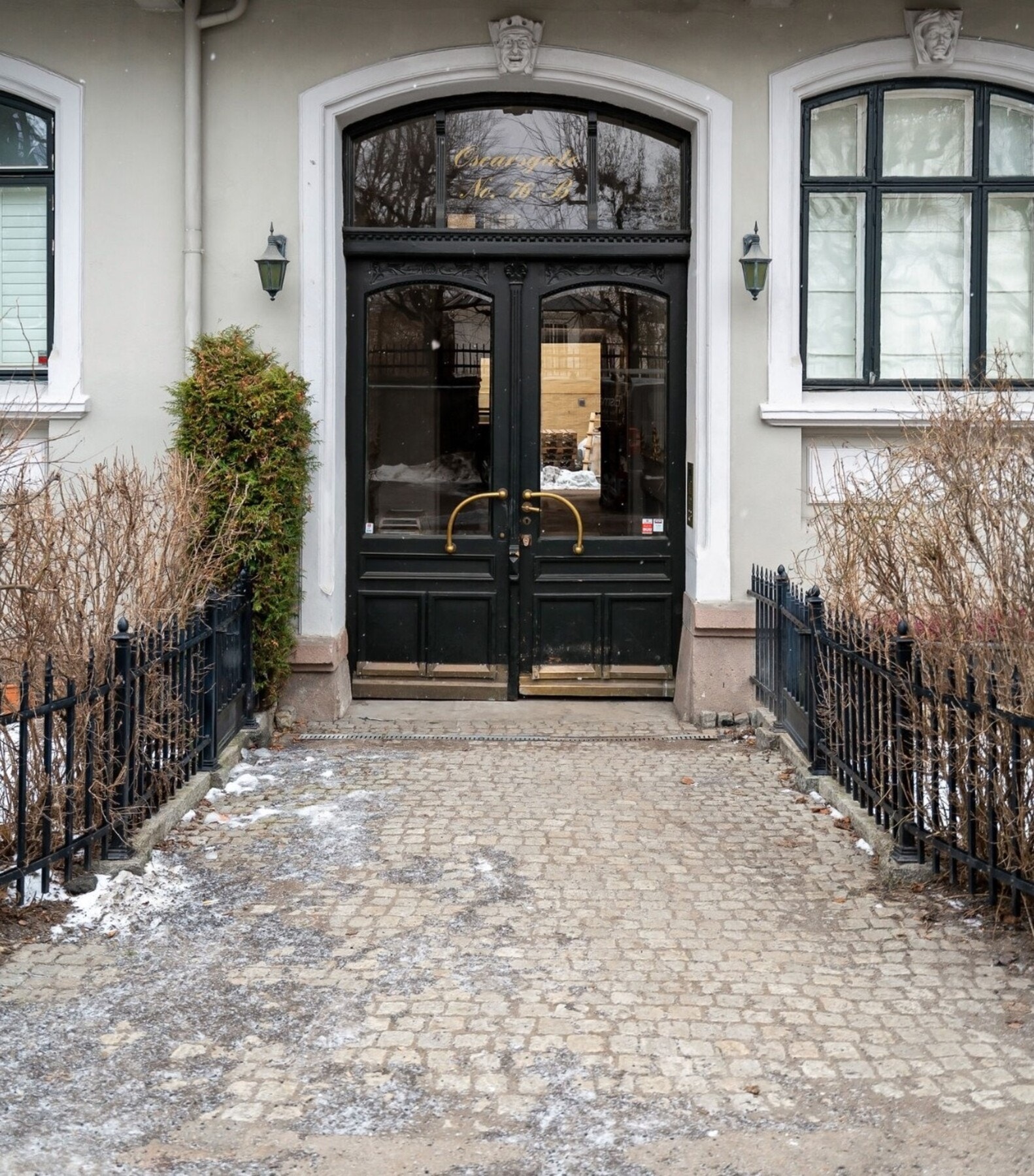 Fornem bygård med vakker fasade - Leiligheten ligger høyt og fritt i byggets tredje etasje. Galleribilde