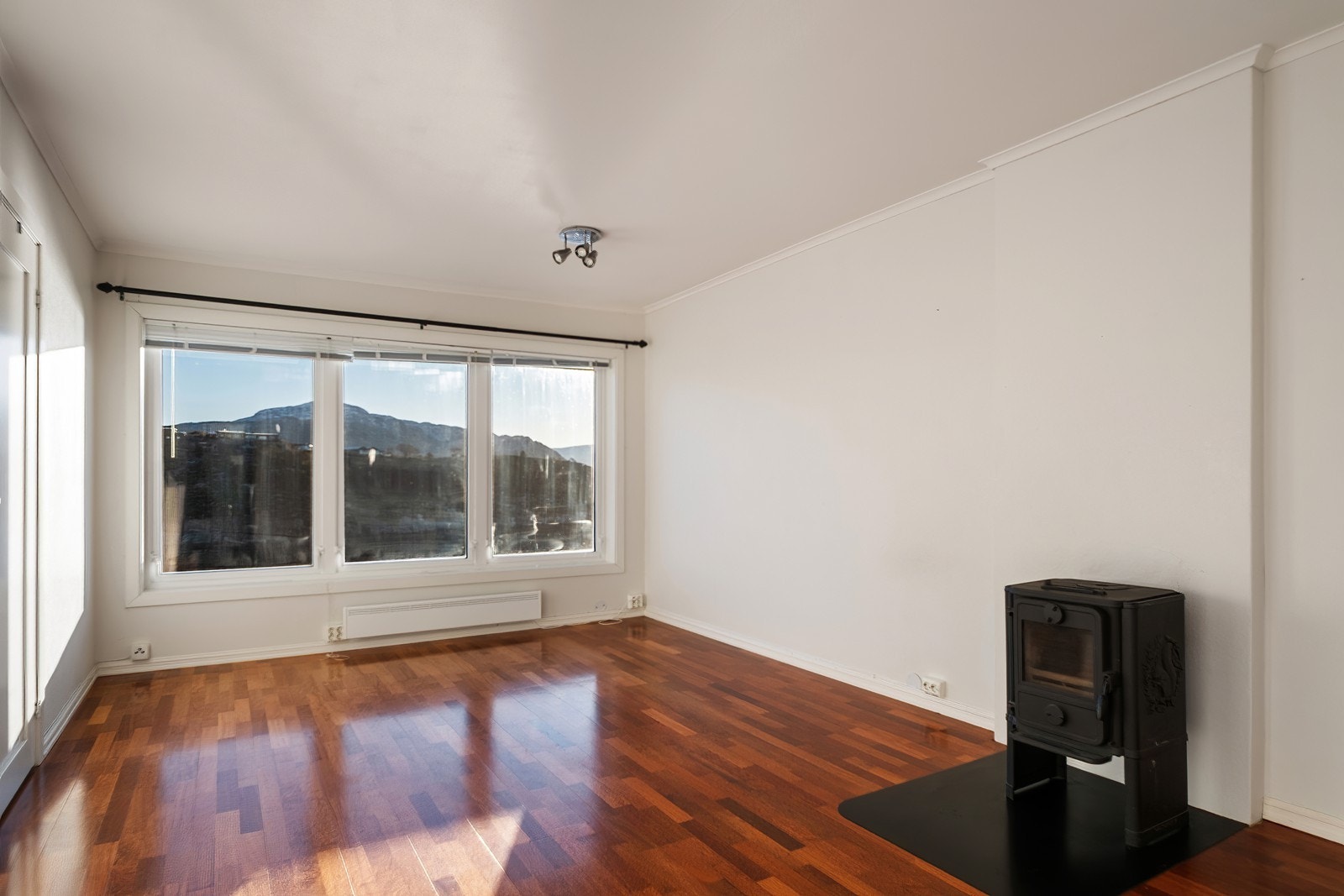 Vedovn er montert på stue. Galleribilde