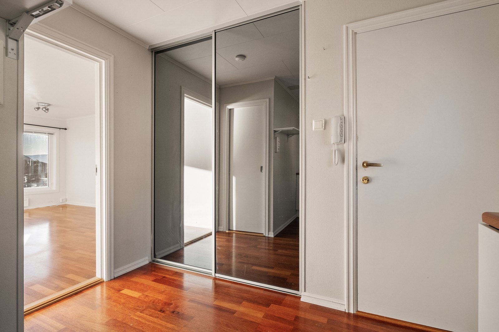 Skyvedørsgarderobe med speil gir effektiv oppbevaring i entréen. Galleribilde