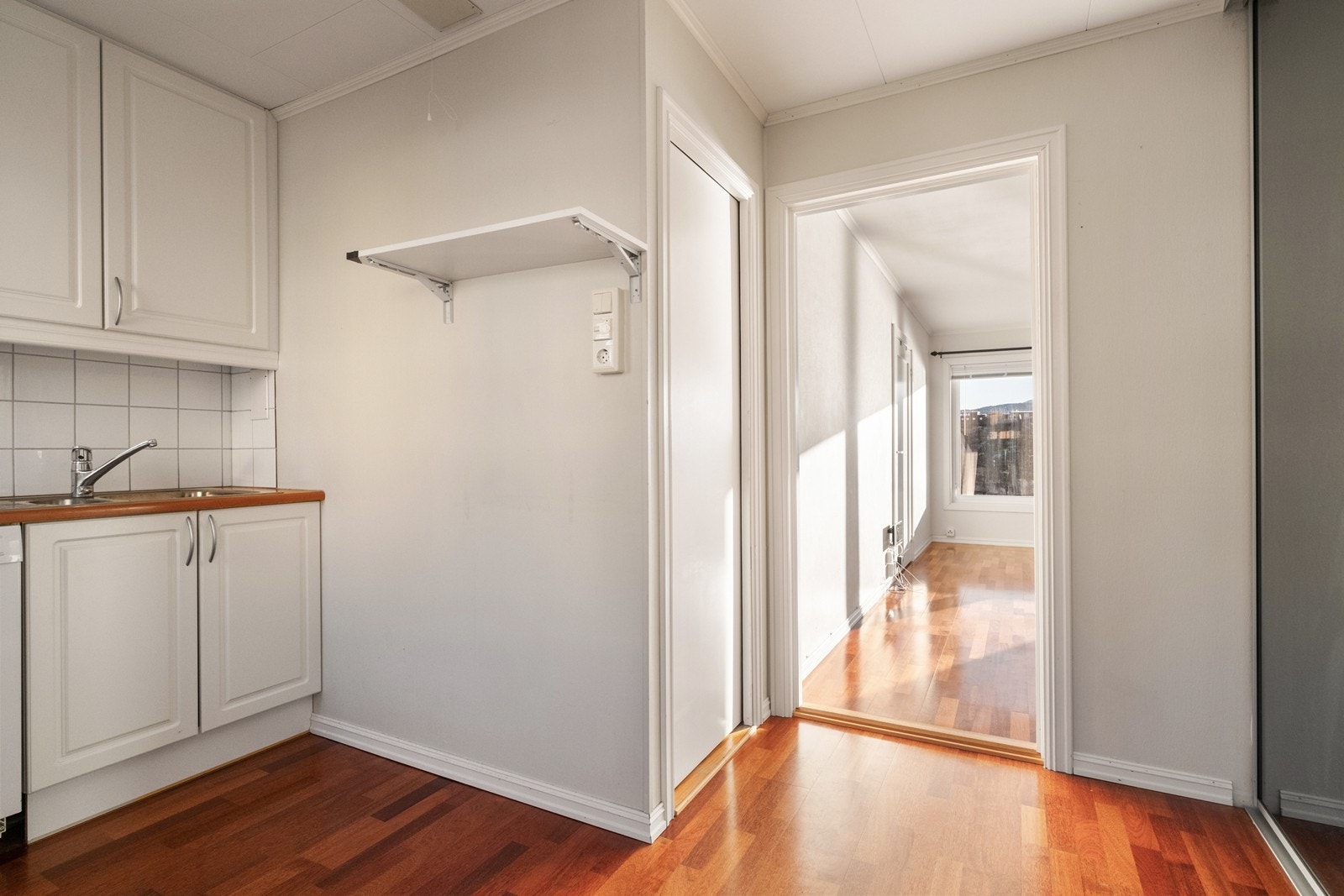 Parkettgulv gir en varm følelse i entrè/ kjøkken, som med lys fra stuen får gjennomlysning. Galleribilde