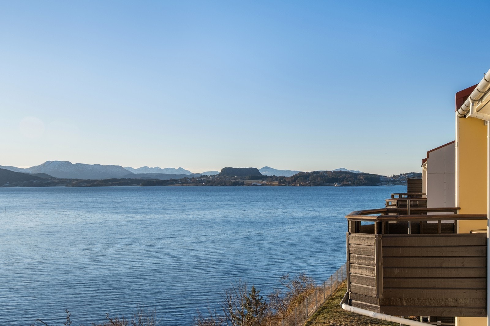 Fra balkongen ser man mot Bremsnesfjorden og Averøy, og man ser både Meekknoken, Gulltanna og Bremsneshatten, og i bakgrunnen ser man helt mot Hustadvika med Melen, Sjurvarden og flere. Galleribilde
