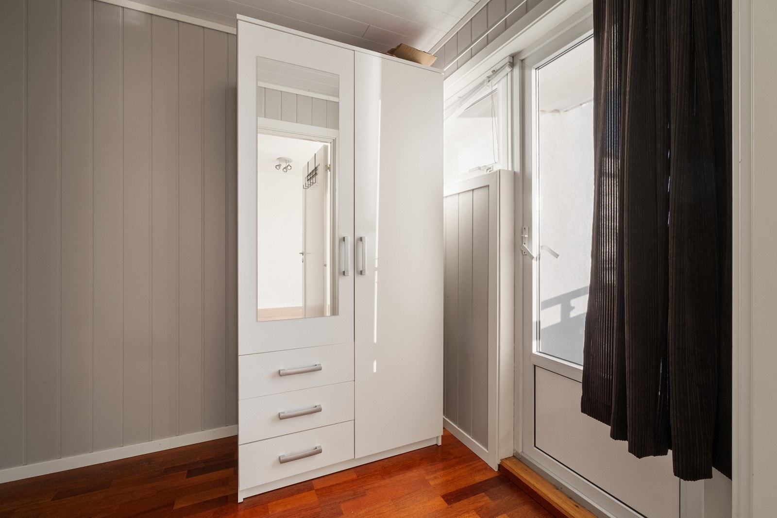 Direkte utgang fra sovealkoven til sørvendt balkong. Galleribilde