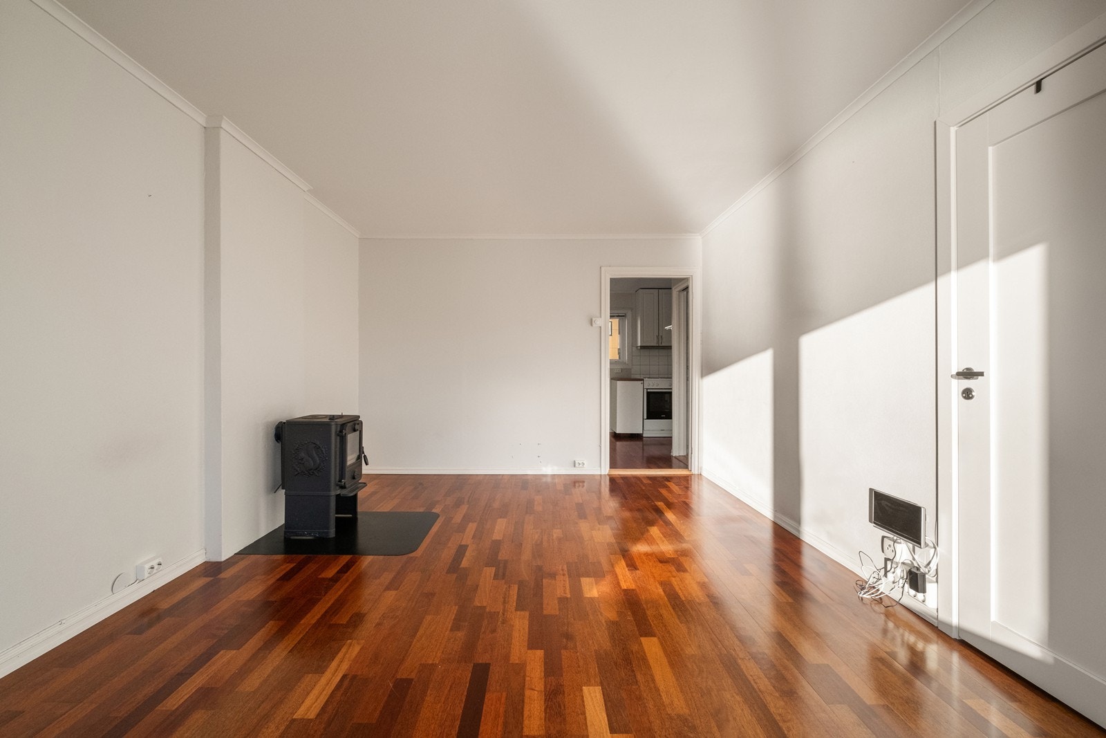 Stue har direkte forbindelse til kjøkkenet. Galleribilde