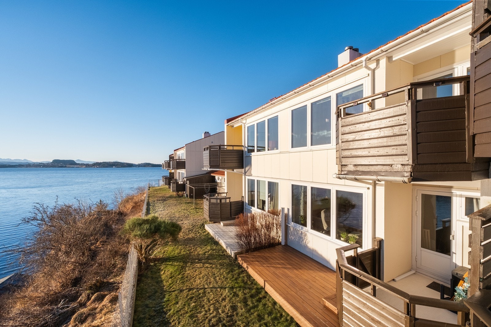 Den eksponerte beliggenheten ytterst på Batterihammaren sikrer fri og uforstyrret utsikt. Galleribilde