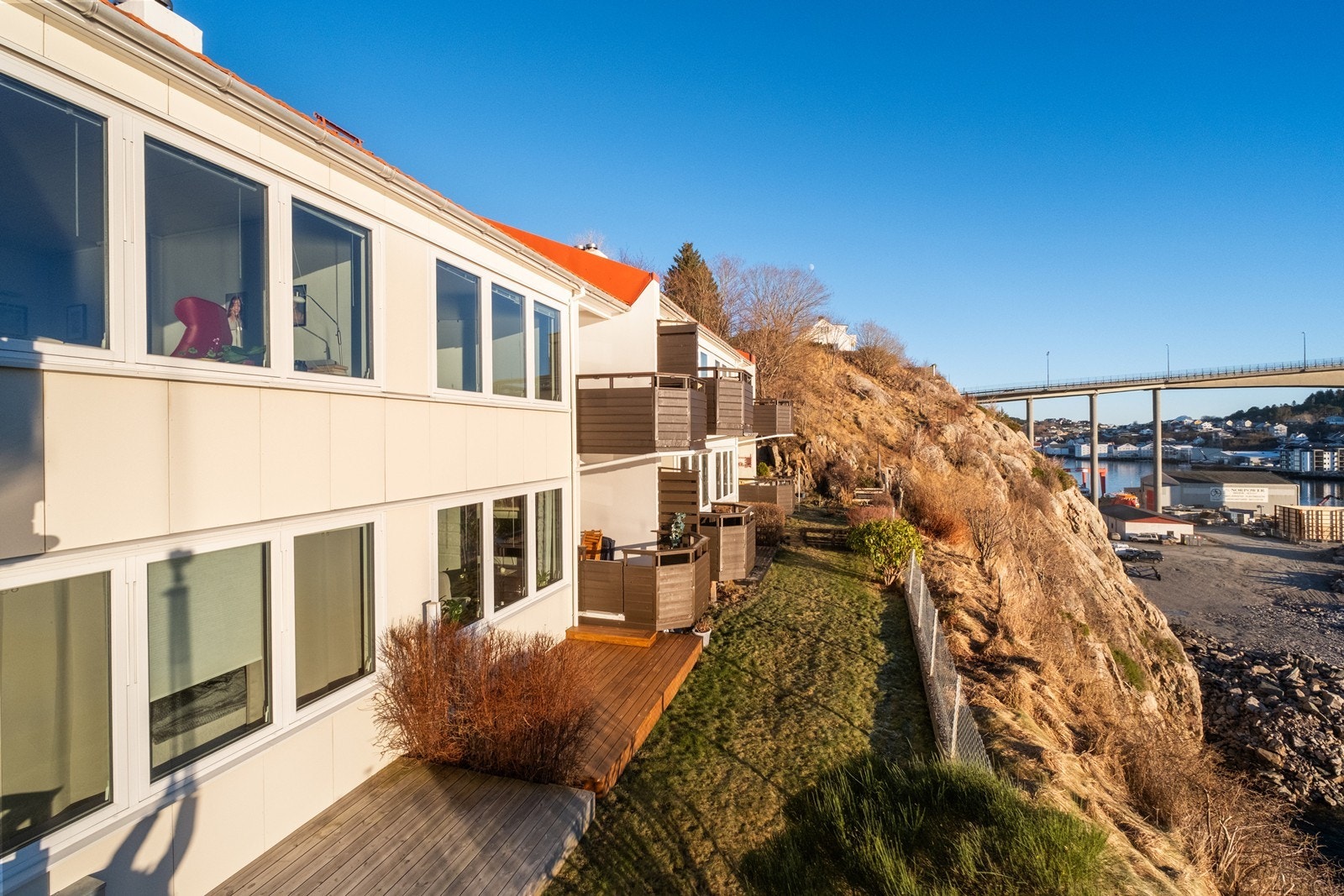 Fasaden er oppgradert med etterisolering og nye fasadeplater, noe som gir bedre energieffektivitet. Galleribilde