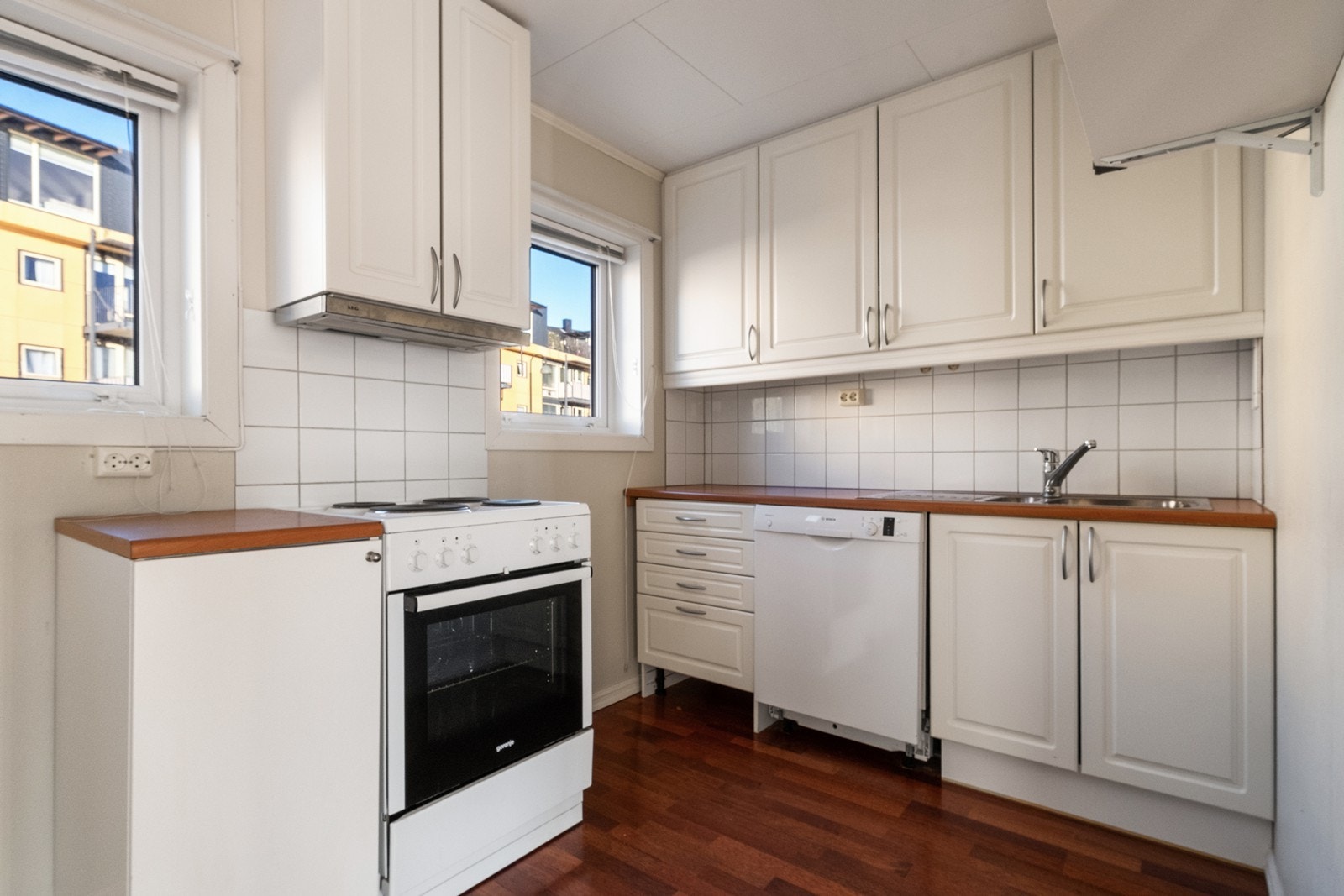 Kjøkkenet har eldre innredning med profilerte fronter og laminat benkeplate. Galleribilde